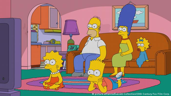 Escena de los dibujos animados de Los Simpson, la familia sentada en el sofá del episodio Frink Gets Testy (2018)