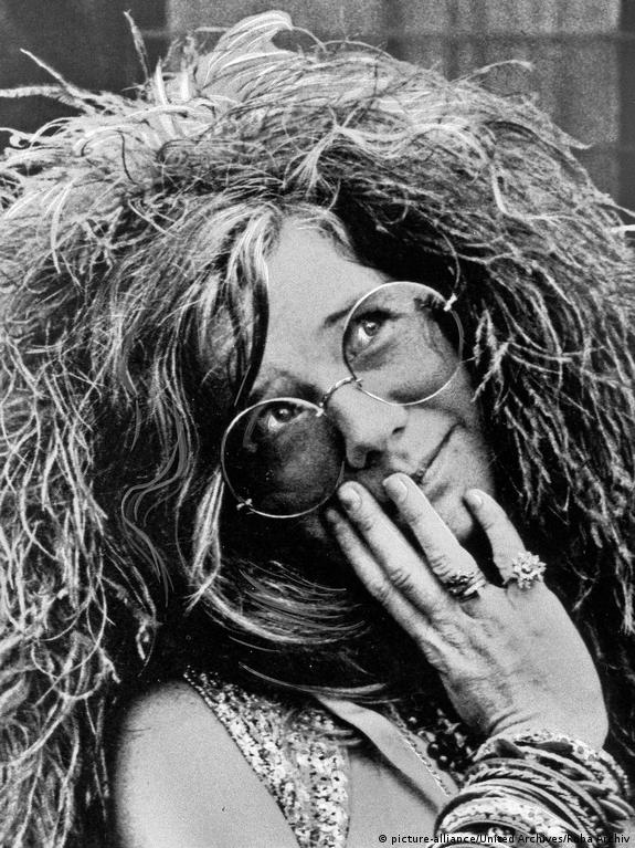 Yalangoch odam kochada siltanayapti Issiq mushuklarning yaqindan suratlari