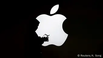 Apple Logo mit Handy-Nutzer