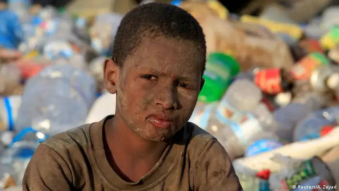 طفولة دمرتها الحرب: لم يتجاوز أيوب محمد رزيق ربيعه الحادي عشر، لكن العائلة تعتمد عليه في جمع القناني البلاستيكية من مكب القمامة، إذ يمكنها بيعها لقاء القليل من المال على الأقل.
