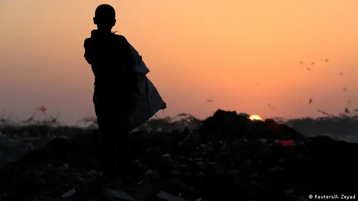 يجوب الطفل أيوب محمد (11 عاماً) مكب القمامة حتى غروب الشمس. لا يصل إلى مقدار قليل من المساعدات الدولية إلى اليمن، إذ ما تزال السعودية وحلفاؤها تغلق الموانئ والمطارات في حربها مع الحوثيين.