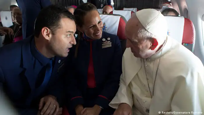Chile Papst Trauung im Flugzeug | Paula Podest & Carlos Ciufffardi (Reuters/Osservatore Romano)
