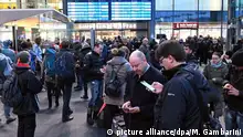 Wartende Passagiere auf dem Berliner Hauptbahnhof (picture alliance/dpa/M. Gambarini)