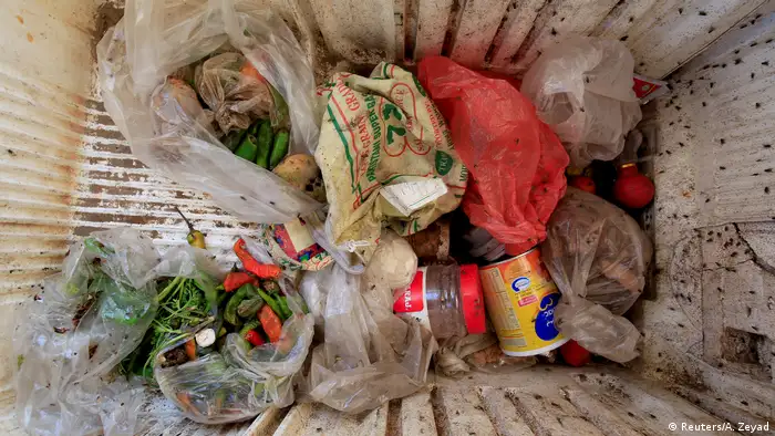 كفاح يومي من أجل البقاء: في بقايا ثلاجة عاطلة تجمع أسرة رزيق ما تجده من غذاء في مكب النفايات.