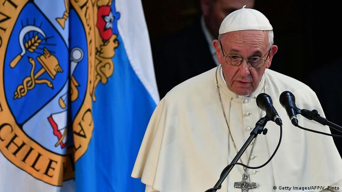 El papa expulsa a un sacerdote chileno acusado de peredastia Cristián  Precht | Europa al día | DW 