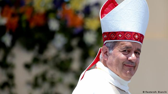 Chile Bischof Juan Barros währen der Papstmesse in Iquique