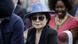 Yoko Ono mit blauem Hut und Sonnenbrille. Yoko Ono mit blauem Hut und Sonnenbrille.