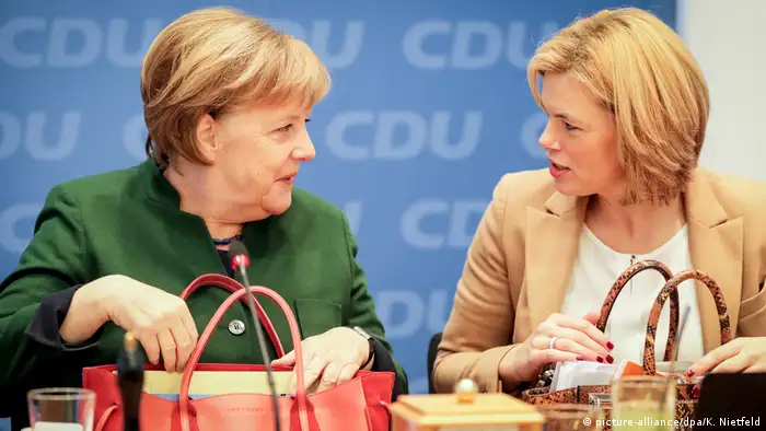 Julia Klöckner und Angela Merkel (picture-alliance/dpa/K. Nietfeld)