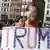Eine Gegner von US-Politikerin Hillary Clinton demonstriert am 12.09.2017 in New York