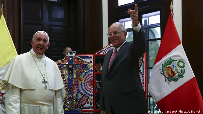 Peru Papst Franziskus in Lima mit Pedro Pablo Kuczynski, Präsident (picture-alliance/AP Photo/A. Bianchi)