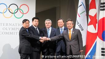 Schweiz Lausanne - Shake Hand der Regierungsvertreter und des Olympiakommitees: Lee Hee-beom, Kim Il Guk, Thomas Bach, Do Jong-hwan, Lee Kee-heung