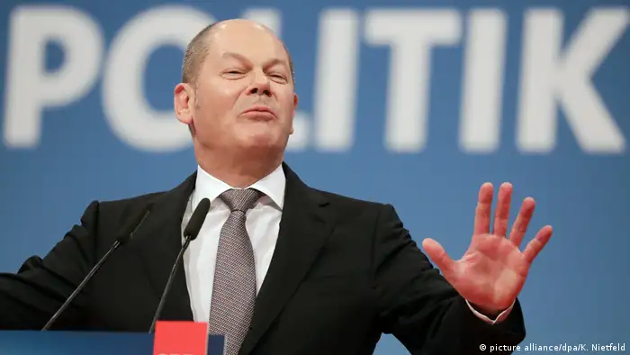 Olaf Scholz gestures during a speech (picture alliance/dpa/K. Nietfeld)