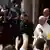 Papst Franziskus verlässt die Las Nazarenas Kirche in Lima