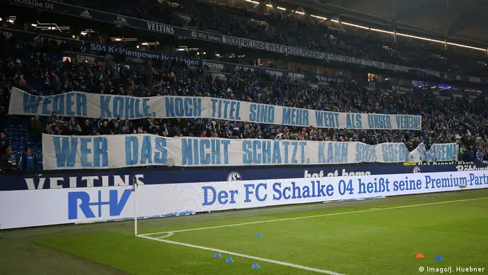 1. Bundesliga FC Schalke 04 - Hannover 96 Fußball Reaktion Schalker Fans auf den Wechsel von Leon Goretzka zu Bayern München xuhjbx Gelsenki