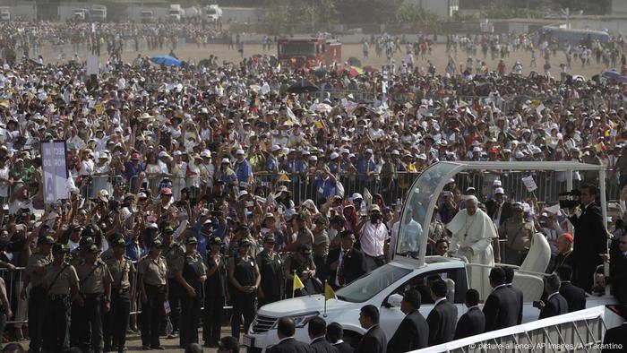Peru Papst Franziskus in Lima (picture-alliance/AP Images/A. Tarantino)