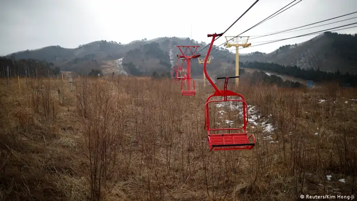 Die rote Farbe ist noch nicht abgebröckelt, aber vom Schnee, der hier einst Wintersportler anlocken sollte, sind nur noch Spurenelemente zu sehen. 100 Kilometer entfernt von den aufwendigen Sportanlagen von Pyeongchang sind Lift und Zeit stehengeblieben. Den Lift braucht hier niemand mehr.