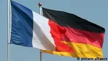 Flaggen Deutschland s und Frankreich s wehen eintraechtig vor blauem Himmel und Sonnenschein im Wind, Weil am Rhein, Baden-Wuerttemberg, Deutschland | Verwendung weltweit