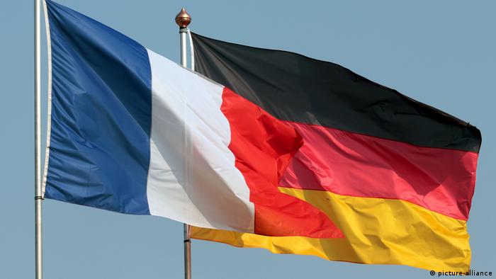 Flaggen Deutschlands und Frankreichs vor blauem Himmel