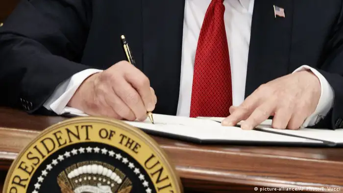 USA Präsident Donald Trump unterzeichnet im Weißen Haus in Washington