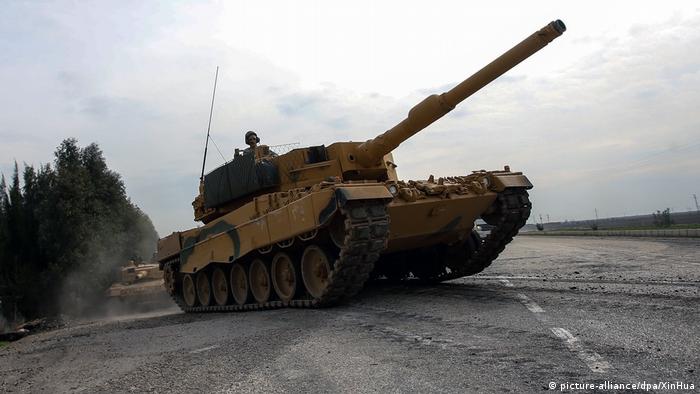 Türkische Offensive in Nordsyrien Leopard 2A4 Panzer (picture-alliance/dpa/XinHua)