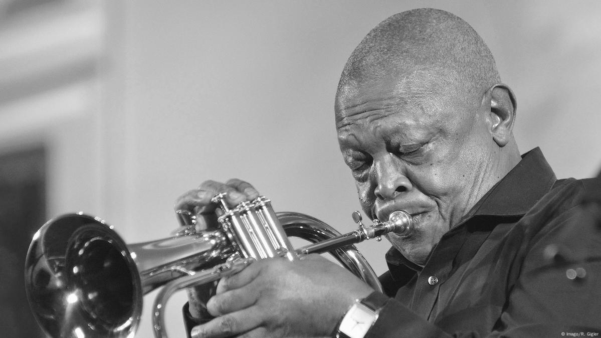 South African jazz legend Hugh Masekela dies – DW – 01/23/2018