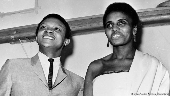 Hugh Masekela und Miriam Makeba stehen nebeneinander und lächeln 