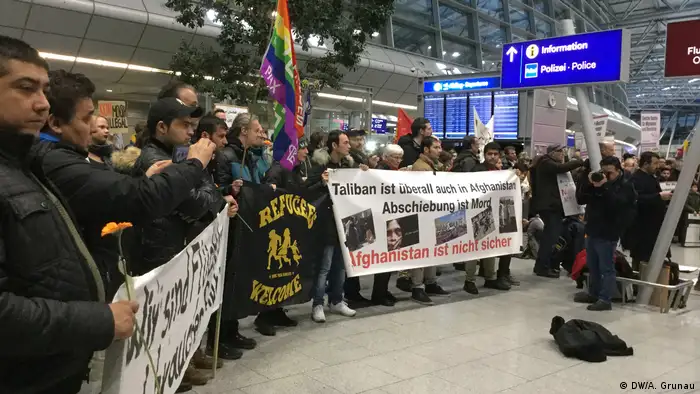 Deutschland Düsseldorf Protest gegen Sammelabschiebungen nach Afghanistan