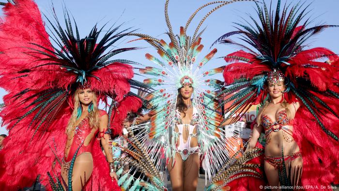 El carnaval en el Caribe significa disfraces opulentos hechos de plumas y pedrería, ritmos calientes de calipso y una o dos copas de ron. Con una temperatura de 30 grados centígrados, seguramente será una celebración llena de calor.