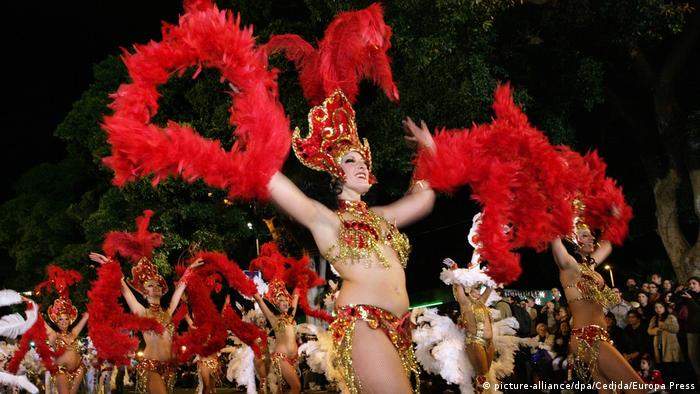 Spanien Karneval in Santa Cruz de Tenerife (picture-alliance/dpa/Cedida/Europa Press)