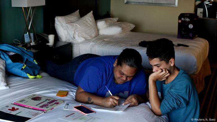 Liz Vázquez y su hijo, Raymond Fernández Vázquez, en una habitación.