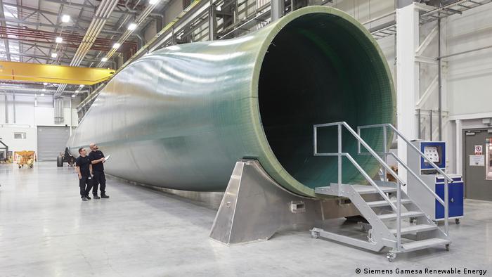 Photo: View of a wind turbine blade in the hall of the Siemens Gamesa factory in Hull, England (Source: Siemens Gamesa Renewable Energy)