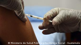 Guatemala enfrenta el primer caso de sarampión en 20 años. Entre las medidas de control está el refuerzo de la vacunación.