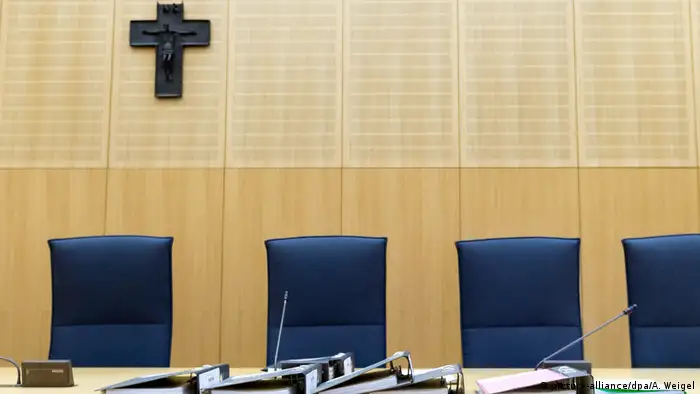 Symbolbild - Kreuz im Gerichtssaal (picture-alliance/dpa/A. Weigel)
