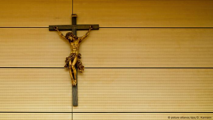 Crucifijo en una corte de Würzburgo, Baviera