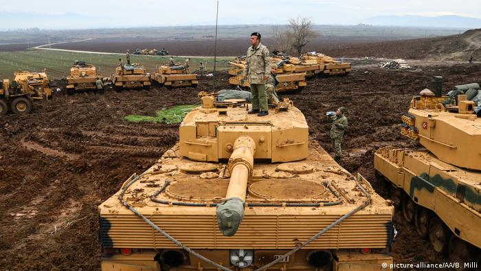 Turkish tanks near the border to Syria