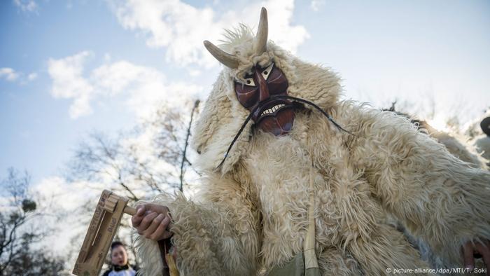 El carnaval en Europa del Este suele estar impregnado de folclor, como en la ciudad de Mohacs, en el sur de Hungría. Por siglos, ha sido costumbre expulsar el invierno usando máscaras de madera y trajes de piel de oveja. Las festividades de Buso en Mohacs están en la lista del patrimonio mundial de la Unesco desde 2009.