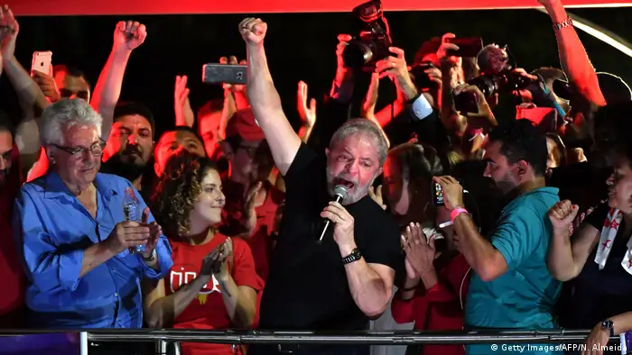 Brasilien ehem. Präsident Lula Da Silva spricht in Demo (Getty Images/AFP/N. Almeida)