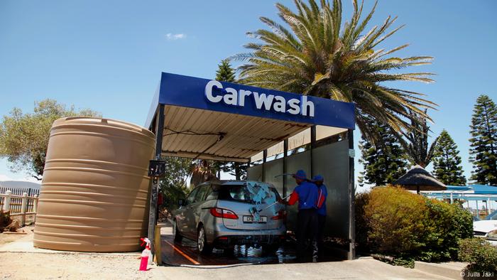 Este establecimiento para el lavado de autos, ubicado en la zona de Sunset Beach, usa agua reciclada para seguir ofreciendo sus servicios a los clientes.