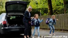 Eine Frau bringt ihre Kinder zur Schule, aufgenommen am 15.09.2017 in Osterode. Foto: Frank May/picture alliance (model released) | Verwendung weltweit