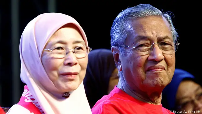 Malaysia Mahathir Mohamad und Wan Azizah (Reuters/L. Seng Sin)