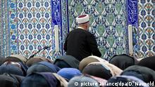 ARCHIV - Muslime beten am 26.05.2015 im Gebetsraum der DiTiB-Moschee in Stuttgart. (zu dpa «Innenminister: Türkische Finanzierung von Ditib-Moscheen bedenklich» vom 20.10.2017) Foto: Daniel Naupold/dpa +++(c) dpa - Bildfunk+++ | Verwendung weltweit