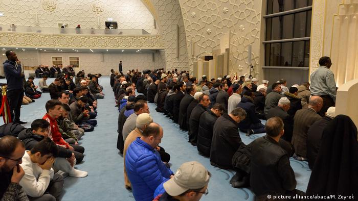 Deutschland Muslime beten in der Zentral-Moshee in Ehrenfeld