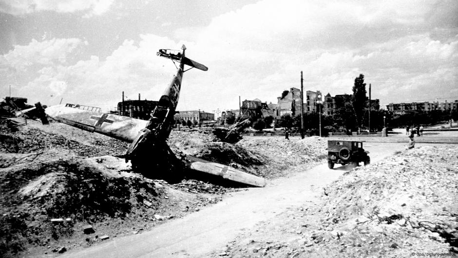 Olupina nemačkog aviona u ruševinama potpuno uništenog grada