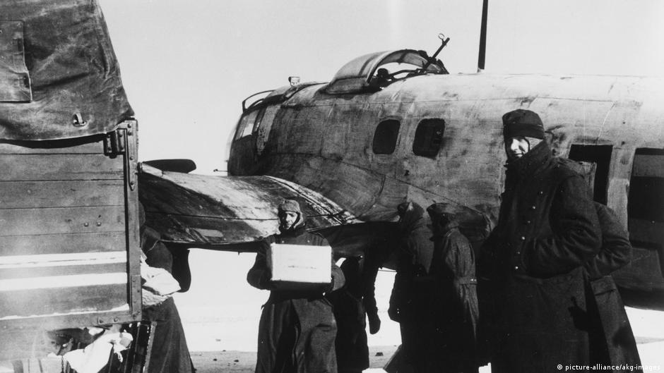Nemački vojnici istovaruju avion koji im doprema hranu: vazdušni most nije se pokazao kao dovoljan da ih održi u kotlu Staljingrada