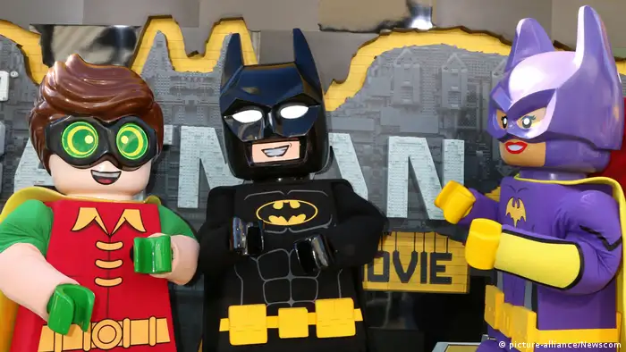 Mittlerweile gibt es neben Lego-Steinen, -Figuren, -Elektronik und -Freizeitparks auch Lego-Computerspiele und -Kinofilme. Der Animationsfilm The Batman Movie erzählt die Geschichte des Superhelden neu. In den Hauptrollen: Lego-Figuren.