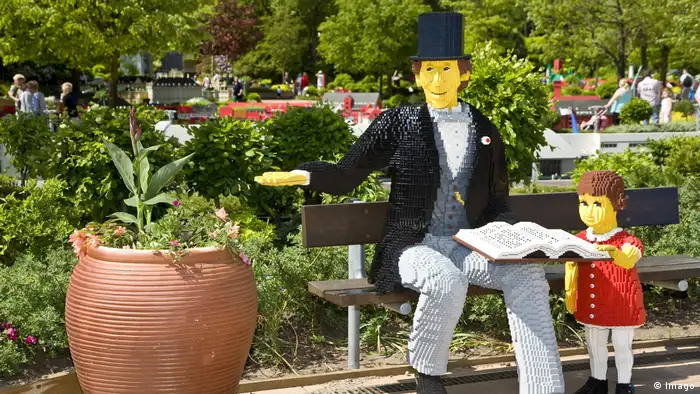 Mit dem Spielzeug-Hype entstand 1968 in Billund der erste Legoland-Freizeitpark. Hier werden berühmte Wahrzeichen oder Persönlichkeiten mit Lego-Steinen nachgebaut - zum Beispiel der dänische Schriftsteller Hans Christian Andersen, der Märchen vorliest. 
