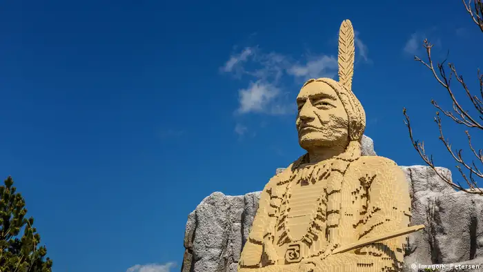 Die Liste an Weltrekorden, Rekordversuchen und Lego-Wetten ist ziemlich lang. Die größte Lego-Statue einer Person zeigt den Indianerhäuptling Sitting Bull im dänischen Legoland. Das Kunstwerk ist 7,6 Meter hoch und besteht aus mehr als 1,5 Millionen Steinen.