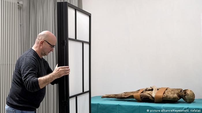 Researcher Gerhard Hotz with the Barfüsser mummy (picture-alliance/dpa/Keystone/G. Kefalas)
