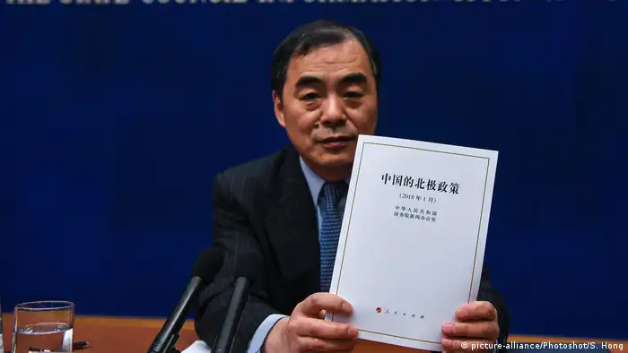 China Peking - Chinesischer Außenminister Kong Xuanyou hält ein Dokument zu Chinas Arktis-Politik