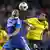 Chelseas Malouda im Kopfballduell mit Barcelonas Alves (Foto: AP)